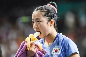 '간식 파워' 탁구 신동 <b>신유빈</b>, 바나나맛우유 이어 <b>주먹밥</b> 모델됐다