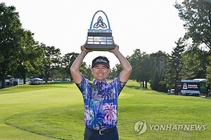 '우즈 꺾었던' <b>양용은</b>, PGA <b>시니어</b> 대회 72번째 출전서 첫 우승