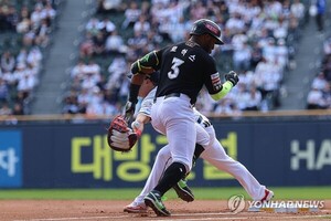 <b>수비방해</b>→홈보살→2루타→선취점… <b>로하스</b>가 다했다[스한 이슈人]
