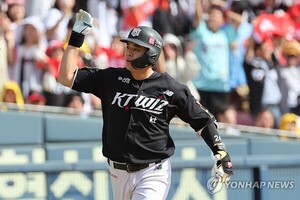 '<b>1차전</b> 데자뷔' kt wiz <b>문상철</b>, LG <b>엔스</b> 상대로 또 한번 홈런 작렬