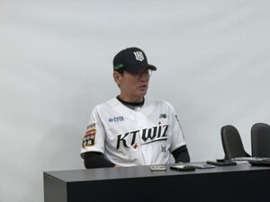 '승리에도 자책' <b>이강철</b> <b>감독</b> "<b>투수</b>교체 미스로 경기 망칠뻔… 선수들 ...