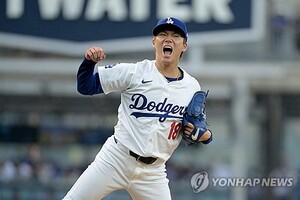 오타니는 침묵했지만… '야마모토 인생투' <b>다저스</b>, <b>샌디에이고</b> 꺾고 NLC...
