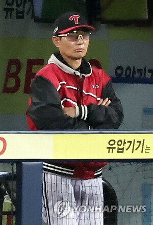 총력전 선언… <b>염경엽</b> LG <b>감독</b> "두 번째 투수로 <b>에르난데스</b> 올릴 것"