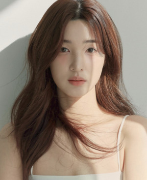 '<b>양육권</b> 소송' <b>율희</b>, 새 <b>프로필</b> 공개… 활동 재개 돌입?