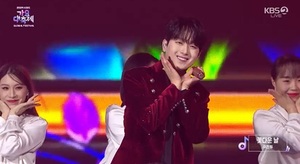 <b>이찬원</b>, '<b>가요대축제</b>'서 '시절 인연' 무대…깊은 감성과 독보적 보이스