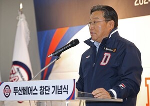 고영섭 <b>두산</b> 사장-<b>이승엽</b> <b>감독</b>, 입모아 "2025년엔 허슬두 부활하길"