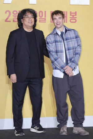 영화 '<b>미키 17</b>' <b>봉준호</b> 감독·로버트 패틴슨