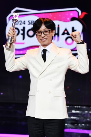 유재석, 2024 SBS연예대상 대상 영예 "20년만에 20번째 대상… 이런 날 오리라 생각 못해"[종합]