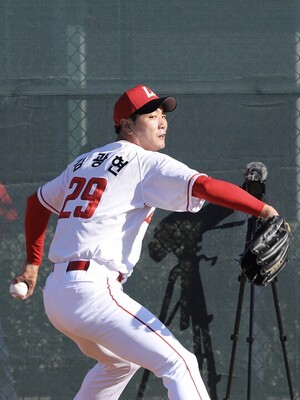 <b>김광현</b>·<b>노경은</b>, 첫 <b>불펜</b>투구… 경현호 투수코치 "선수들 몸상태 만족"