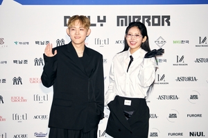 [포토] <b>2025 FW 서울패션위크</b>, '데일리미러' 셀럽 패션 하이라이트