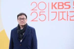 [스한:현장]<b>KBS</b> <b>김영조</b> <b>센터</b>장 "2025년, <b>KBS</b> 젊고 빠르게 변화할 것"