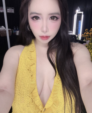 '<b>이민호</b> 셀프 <b>열애설</b>' <b>박봄</b>, 파격 가슴라인 노출룩 '와우'
