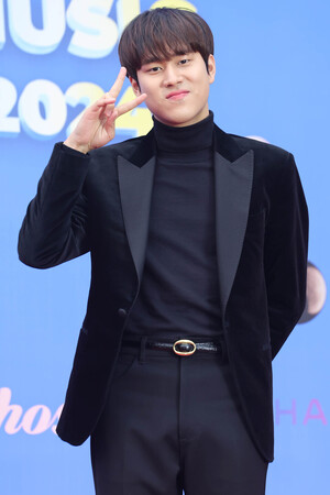 <b>이무진</b>, 수줍은 브이
