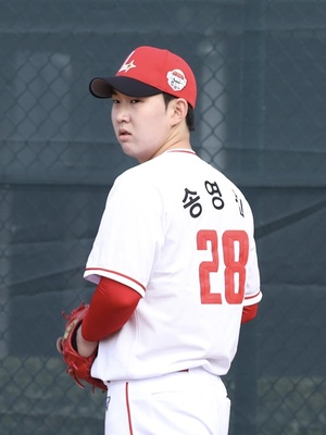<b>SSG</b>, 첫 홍백전 마무리… '146km' <b>송영진</b> "4구 안에 승부하려고 했다"