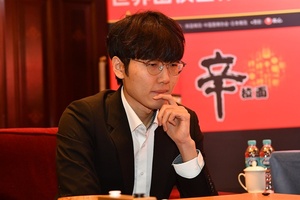 中 자존심 박살냈다… <b>신진서</b> 9단, 농심 신라면배 <b>5연패</b> 완성