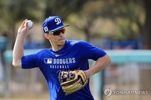 현수가 <b>김혜성</b> 자리 뺐나… '<b>2루수</b> GG' <b>에드먼</b>, 선발 <b>2루수</b>로 나섰다[초...