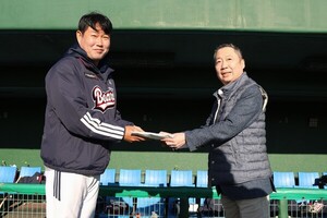 <b>박정원</b> 두산 <b>구단주</b>, 미야자키 전지훈련 선수단 <b>격려</b>차 방문