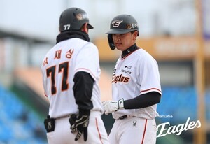 '로컬보이' 임종찬 3안타 맹타-<b>폰세</b> 위력투… <b>한화</b>, <b>시범경기</b> 첫 승