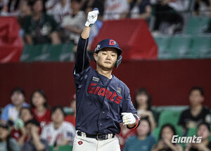'김원중 BS 악몽, <b>손호영</b>이 씻었다'… <b>롯데</b>, 연장 접전 끝 SSG 꺾고 시즌...