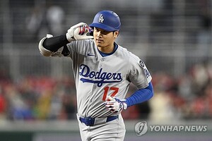 트럼프 만난 오타니, 2루타 없어 사이클링히트 실패… <b>다저스</b>는 첫 <b>연패</b>