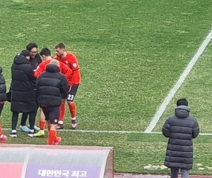 "겁없이 선의의 경쟁"... '초심찾은 정경호호' <b>강원</b>의 날갯짓[현장 메모...