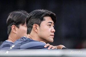 사령탑이 기대한다고 했는데… '157km' <b>윤성빈</b>, '제구력 난조' 고질병 못...