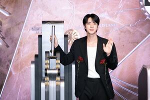 방탄소년단 진, 美 뉴욕 <b>엠파이어스테이트</b> 빌딩 <b>점등식</b> 참여… 미니2집...