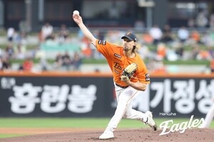 '미쳤다' 와이스 8이닝 2실점 괴력투… <b>한화</b>, 롯데 꺾고 하루만에 <b>2위</b> 복...