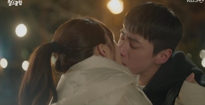 '<b>24시 헬스클럽</b>' <b>이준영</b>정은지, 드디어 연애 시작…'두근두근' 키스 엔...