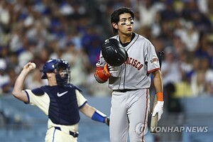 <b>이정후</b>, 역전 <b>2타점 3루타</b> 작렬