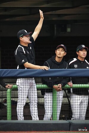'충격' <b>이종범</b>, <b>감독</b> 됐다… kt wiz 떠나 '<b>최강야구</b>'로