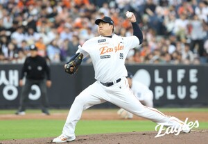 24일만의 <b>복귀</b>전 갖는 <b>류현진</b>… 김경문 감독 "5회까지 던지면 땡큐"