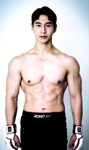 윤형빈에 패한 <b>밴쯔</b>, '205만' <b>유튜브 채널</b> 접는다…"30일 마지막 영상"