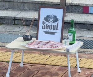 "레전드 버린 토사구팽 구단 FC서울 장례식" '<b>기성용 더비</b>' 앞둔 상암벌...