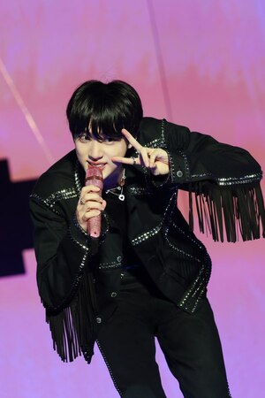 <b>방탄소년단 진</b>, <b>팬콘서트</b> 투어 화려한 포문… "언제나 아미 곁 지킬 것...