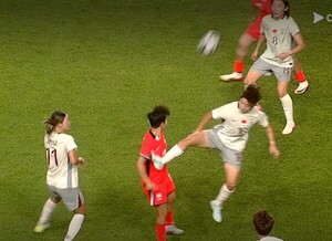 '진짜 <b>소림축구</b>' 中여자 대표, 지소연 향해 <b>날아차기</b> [스한 스틸컷]