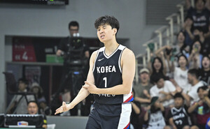 '코리안 커리' 이현중, 3점 6개중 5개 넣어... <b>한일전</b> 승리 일등공신[스...