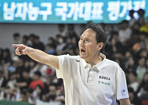 '<b>한일전</b> 스윕' 안준호 감독 "선수들, 굶주린 늑대처럼 리바운드 잡더라...