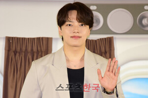 <b>여진구</b>, AV 유포 <b>계정 팔로우 논란</b>…"직원의 단순 클릭 실수"