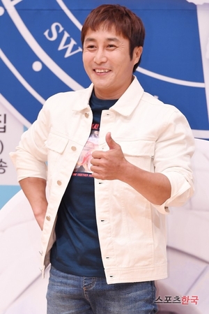'9월 재혼' <b>김병만</b>, 입양딸 제기 '혼외자' 소송에 "전처와 <b>혼인 파탄 후</b>...