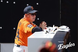 '9일 선발 엄상백일까'… 김경문 <b>감독</b> "깜짝 카드 대신 그냥 선발 나갈...