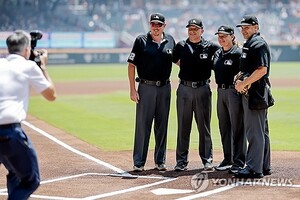 <b>MLB</b> 출범 150년만에 첫 <b>여성 심판</b> 데뷔