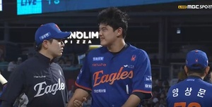 타구에 팔 맞은 한화 투수 <b>문동주</b>, 다행히 "특이소견 없음… 붓기 지켜...