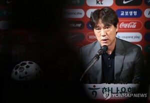 홍명보, <b>손흥민 주장</b> 교체 가능성 언급 "팀을 위해 <b>고민</b>"