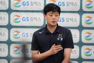 <b>이영택</b> <b>GS칼텍스</b> <b>감독</b>의 고백 "14연패 때는 체육관 나가기가 두려웠다"