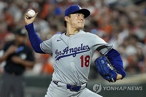 다저스 <b>야마모토</b>, 아웃 하나 남기고 <b>홈런</b>맞아 노히터 실패