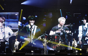 <b>에이엠피</b>(AxMxP), 강렬한 <b>데뷔</b> 무대