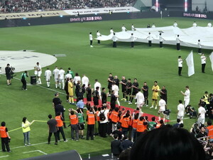 레드카펫에 '가드오브아너'… <b>제라드</b>-앙리-<b>박지성</b>의 굴욕 [<b>아이콘 매치</b>...