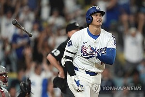 MLB 최초 <b>50홈런</b>-<b>50</b>삼진… 새 역사 쓴 <b>오타니</b>, 다저스는 2연패