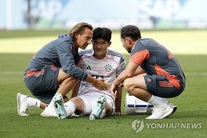 첫 선발로 나온 <b>김민재</b>, <b>부상</b>으로 이탈… <b>뮌헨</b>-홍명보호 '촉각'